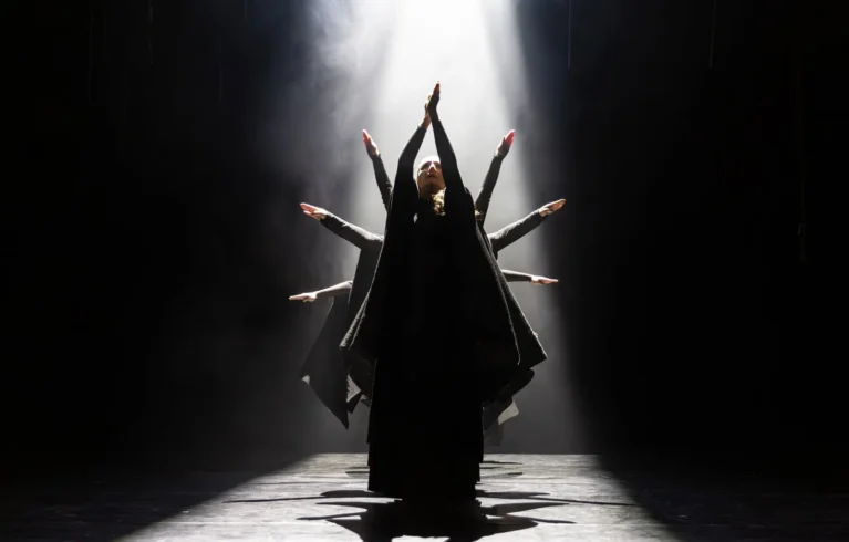 La Dame en Noir : la danse d’Isabelle Beernaert éclairée par Briteq