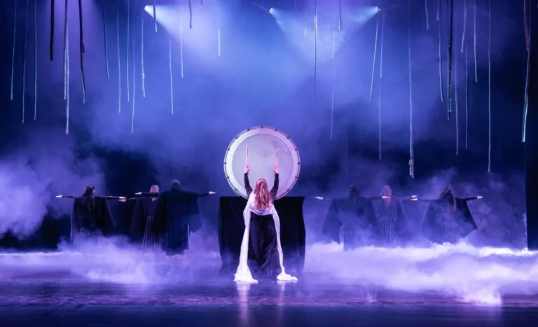 La Dame en Noir : la danse d’Isabelle Beernaert éclairée par Briteq