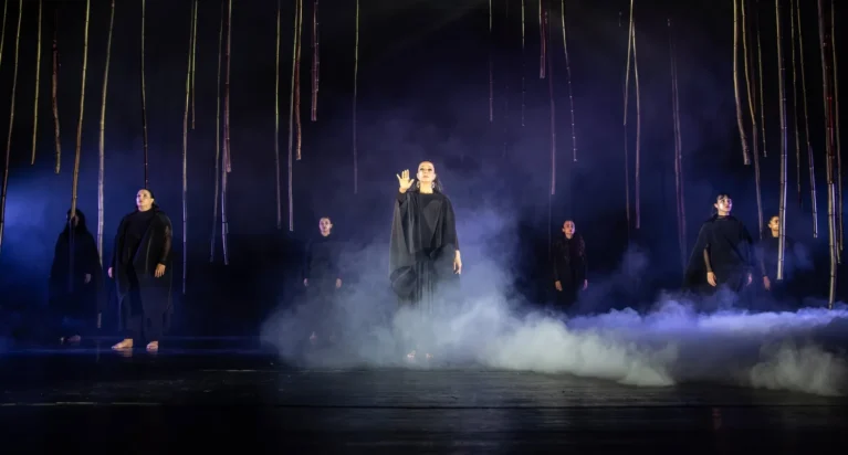 La Dame en Noir : la danse d’Isabelle Beernaert éclairée par Briteq