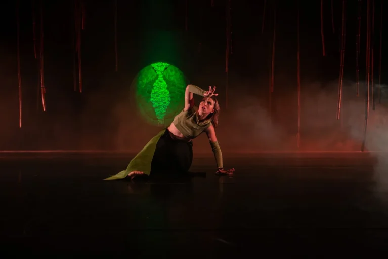 La Dame en Noir : la danse d’Isabelle Beernaert éclairée par Briteq